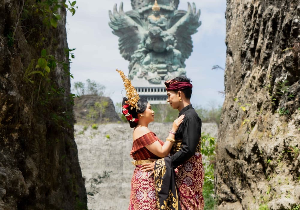 Foto Prewedding Outdoor di GWK: Romantis &amp; Ikonik di Bali