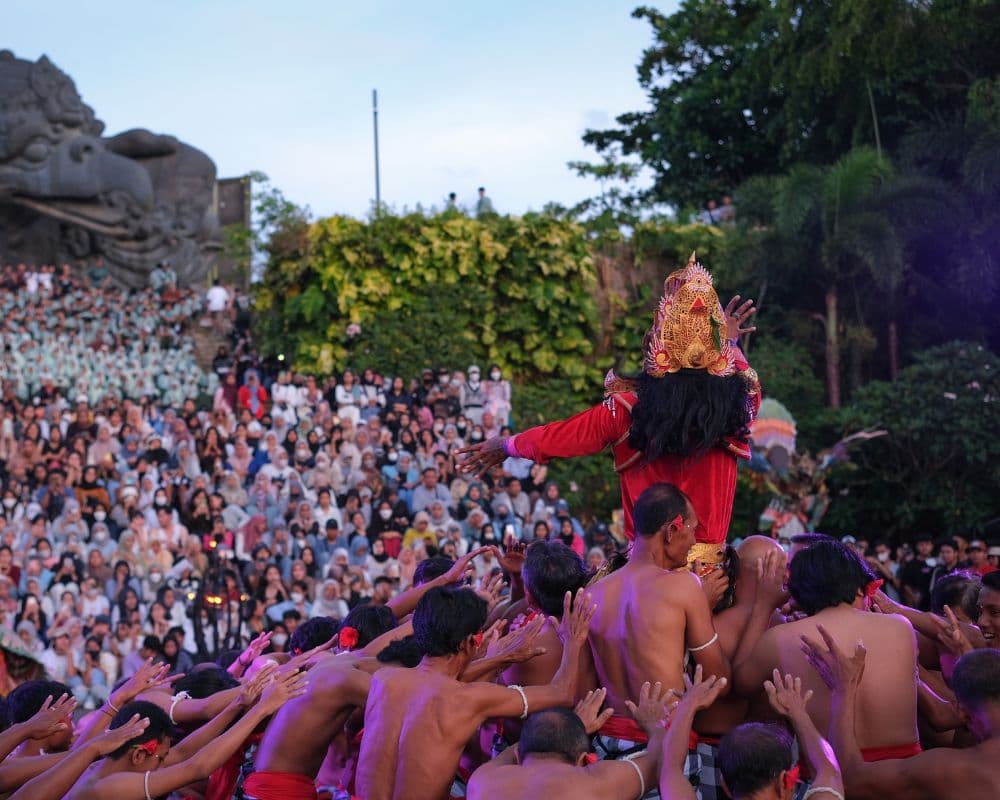 Pertunjukan Tari Kecak Spektakuler di GWK, Unik dan Tak Terlupakan!