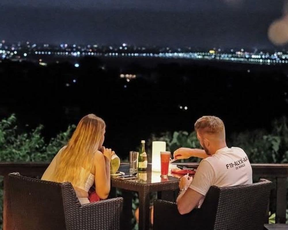 Cinta, Cita Rasa, dan Sunset: Dinner Romantis Tak Terlupakan di Jendela Bali