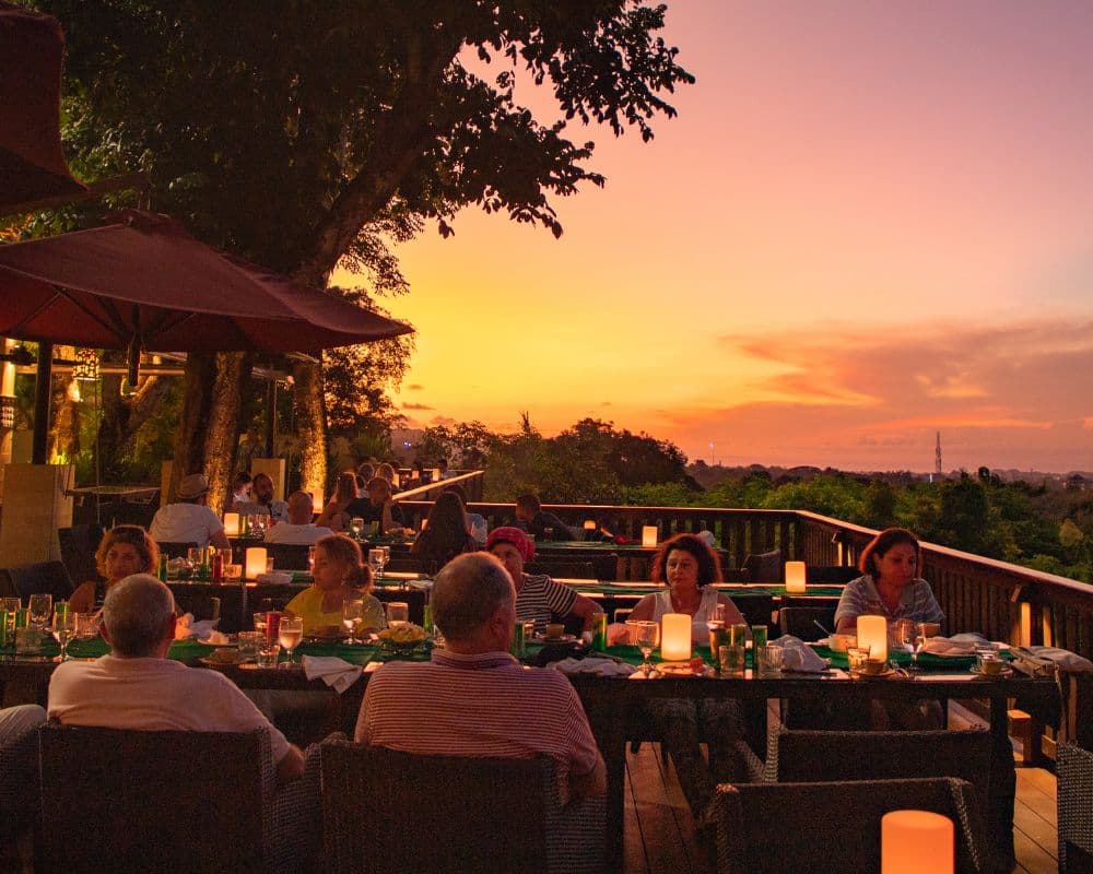 Sunset di Bali dengan Sudut Pandang Berbeda, City Light dari Ketinggian di Jendela Bali Restaurant