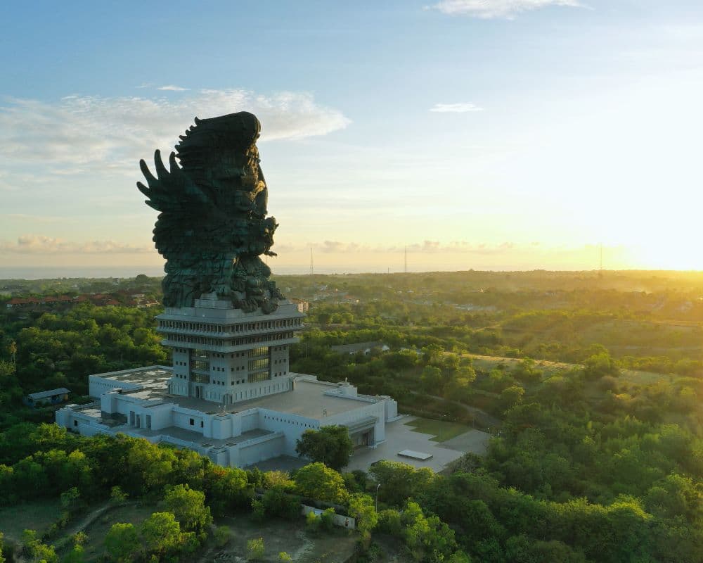 Menjelajahi Patung Terbesar di Indonesia: Kemegahan Garuda Wisnu Kencana
